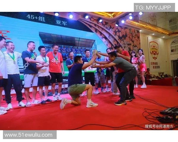 足球明星齐聚一堂共庆盛典精彩瞬间大合照记录辉煌时刻