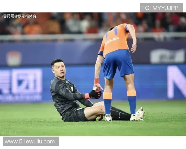 足球明星腿部受伤瞬间高清回放引发球迷热议与关注 足球明星腿部受伤瞬间高清回放引发球迷热议与关注