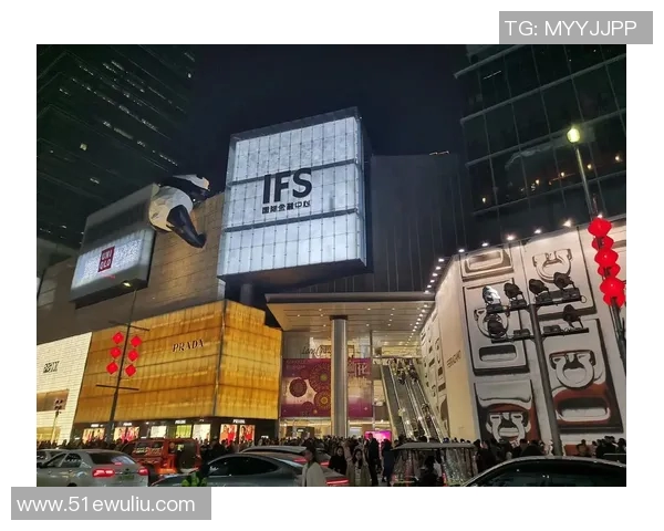 春熙路街头时尚碰撞足球魅力成都街拍展现明星风采与运动精神