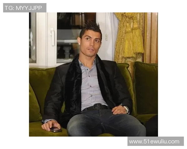 足球巨星C罗化身普通路人惊喜现身街头引发围观热潮