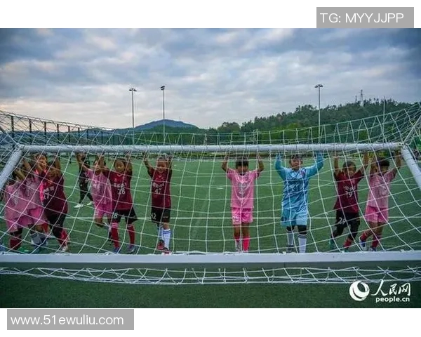 追逐梦想的绿茵场上足球明星与球迷之间的感人故事与情感交织